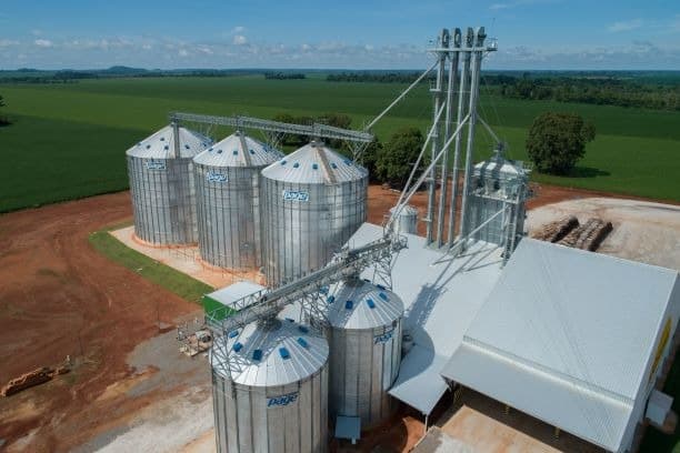 Vista aérea de complexo de silos Page com lavoura verde ao fundo